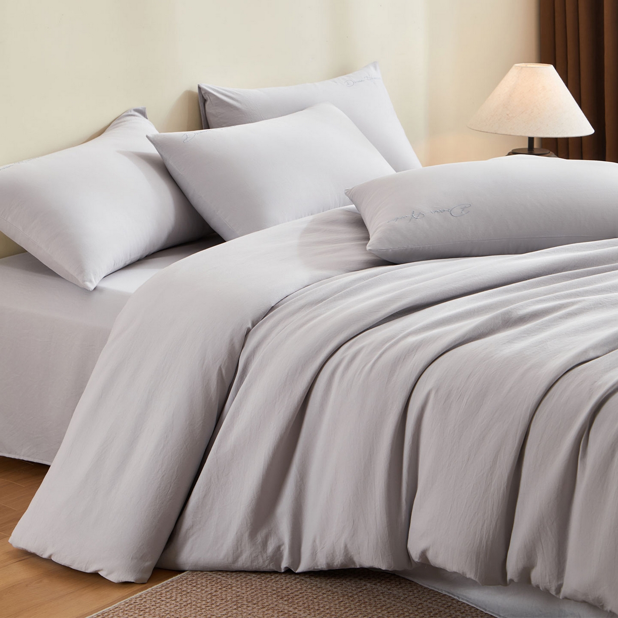 91家纺网 家纺一手货源 找家纺 卡初家居（原微来） 2025新款秋冬A类母婴级磨毛加厚亲肤棉简约刺绣四件套(提供买家秀) 港湾-浅云灰