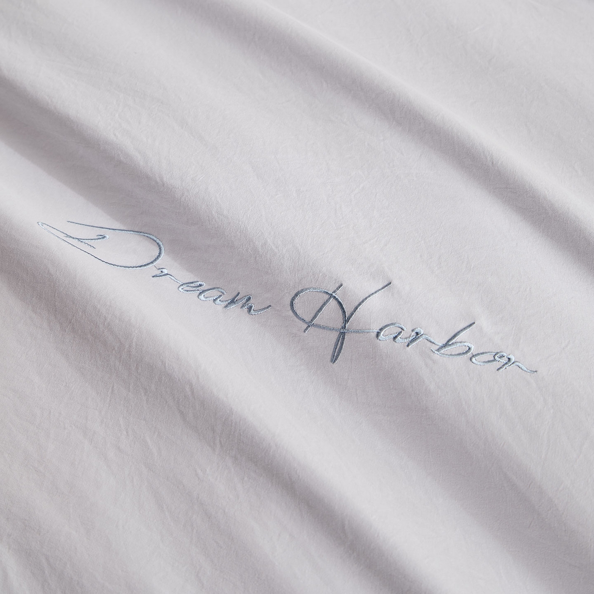 91家纺网 家纺一手货源 找家纺 卡初家居（原微来） 2025新款秋冬A类母婴级磨毛加厚亲肤棉简约刺绣四件套(提供买家秀) 港湾-浅云灰