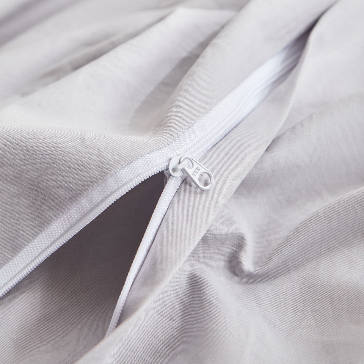 91家纺网 家纺一手货源 找家纺 卡初家居（原微来） 2025新款秋冬A类母婴级磨毛加厚亲肤棉简约刺绣四件套(提供买家秀) 港湾-浅云灰