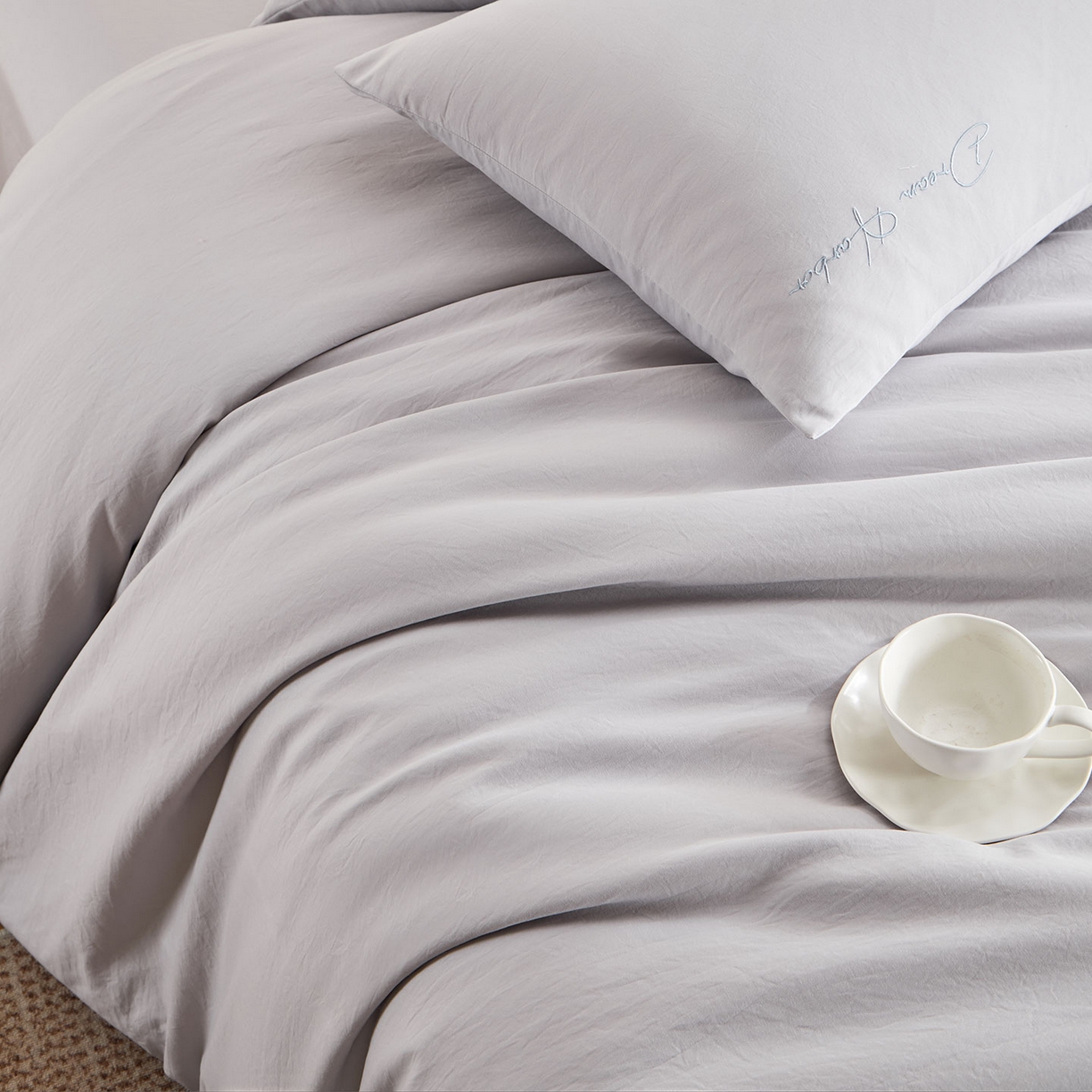 91家纺网 家纺一手货源 找家纺 卡初家居（原微来） 2025新款秋冬A类母婴级磨毛加厚亲肤棉简约刺绣四件套(提供买家秀) 港湾-浅云灰