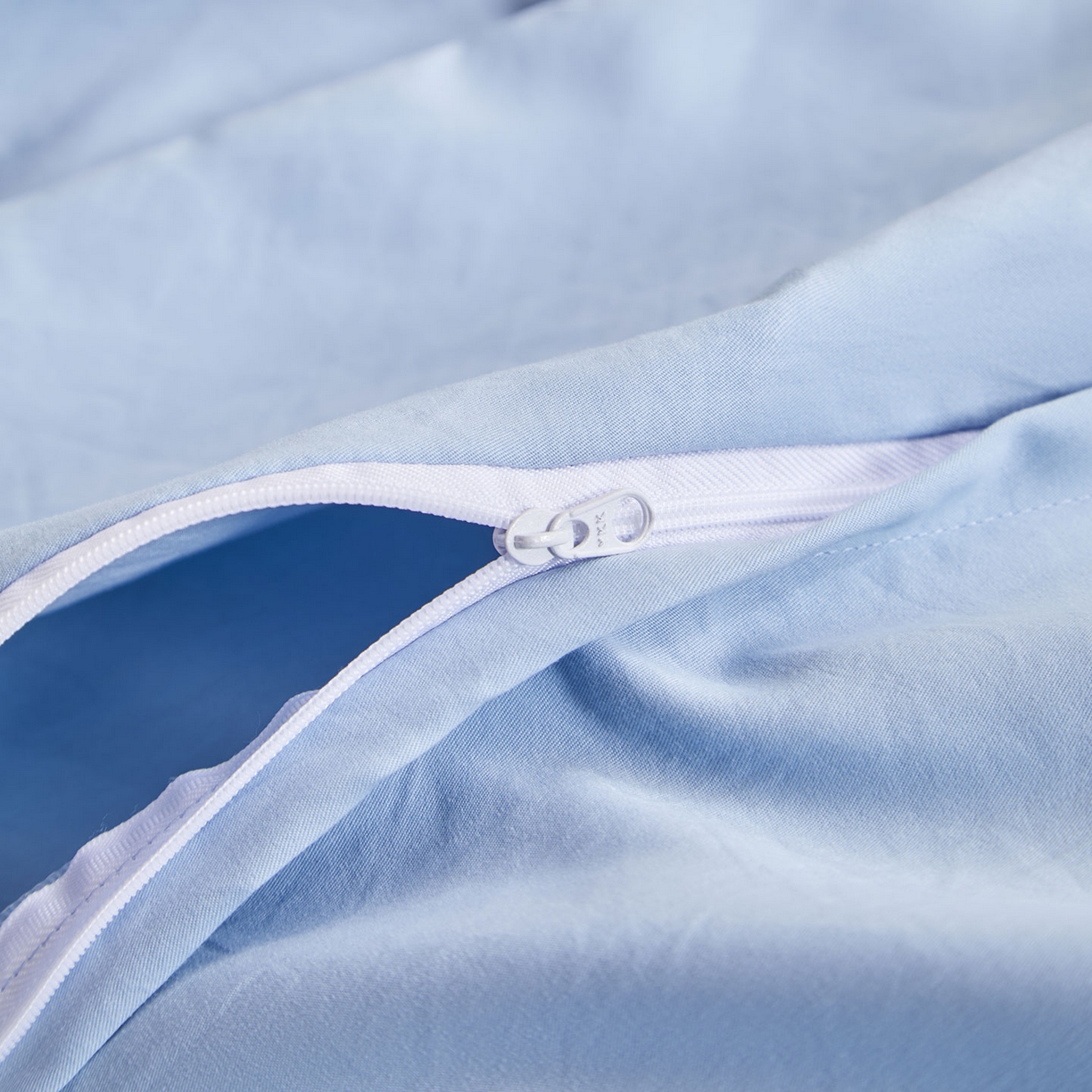 91家纺网 家纺一手货源 找家纺 卡初家居（原微来） 2025新款秋冬A类母婴级磨毛加厚亲肤棉简约刺绣四件套(提供买家秀) 港湾-晴空兰