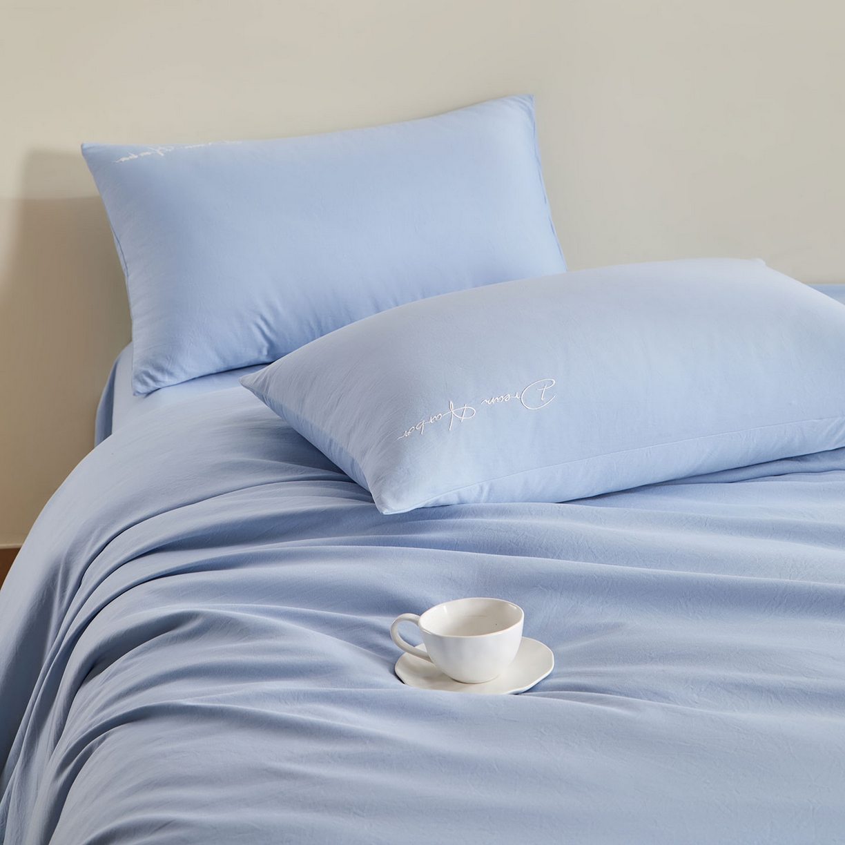 91家纺网 家纺一手货源 找家纺 卡初家居（原微来） 2025新款秋冬A类母婴级磨毛加厚亲肤棉简约刺绣四件套(提供买家秀) 港湾-晴空兰