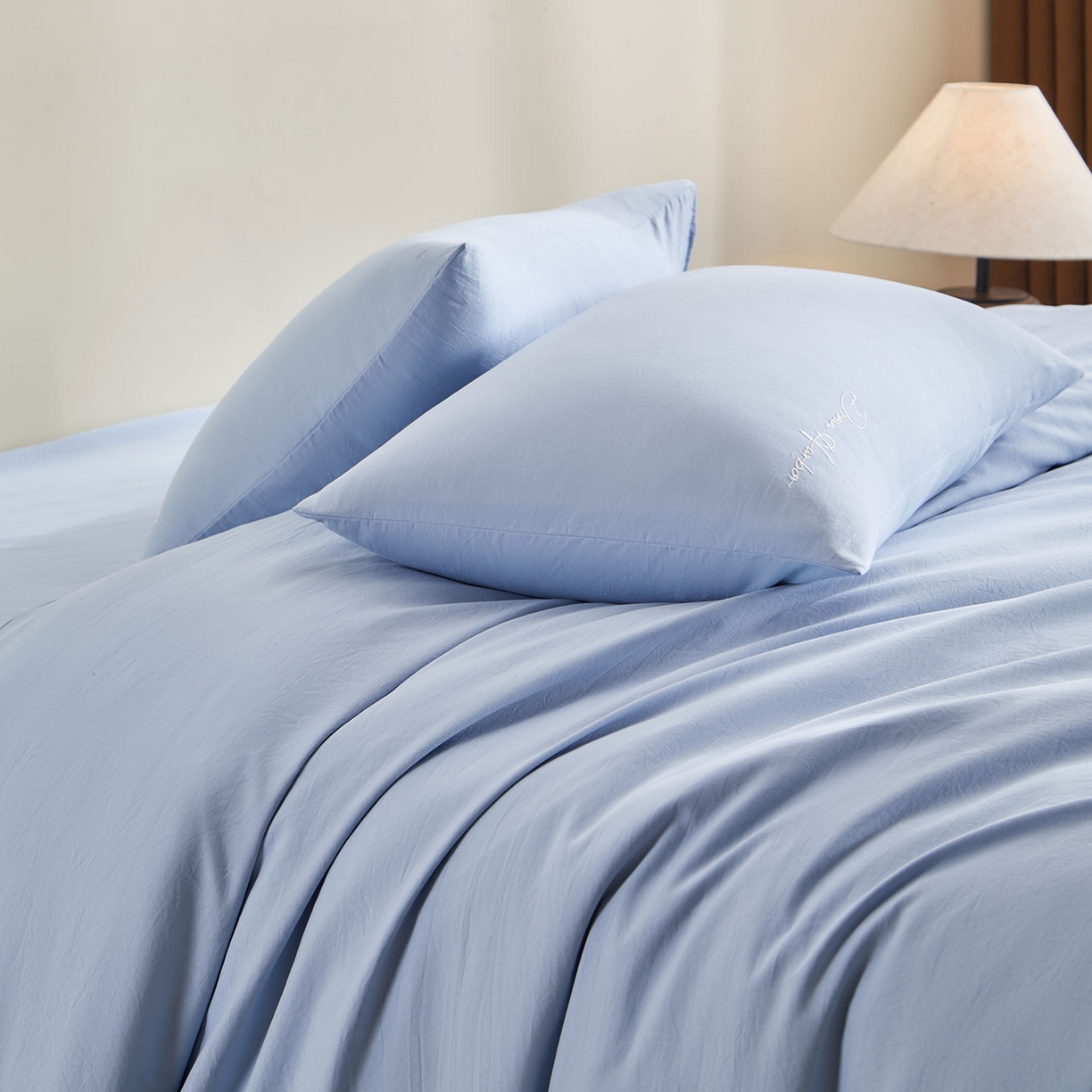 91家纺网 家纺一手货源 找家纺 卡初家居（原微来） 2025新款秋冬A类母婴级磨毛加厚亲肤棉简约刺绣四件套(提供买家秀) 港湾-晴空兰