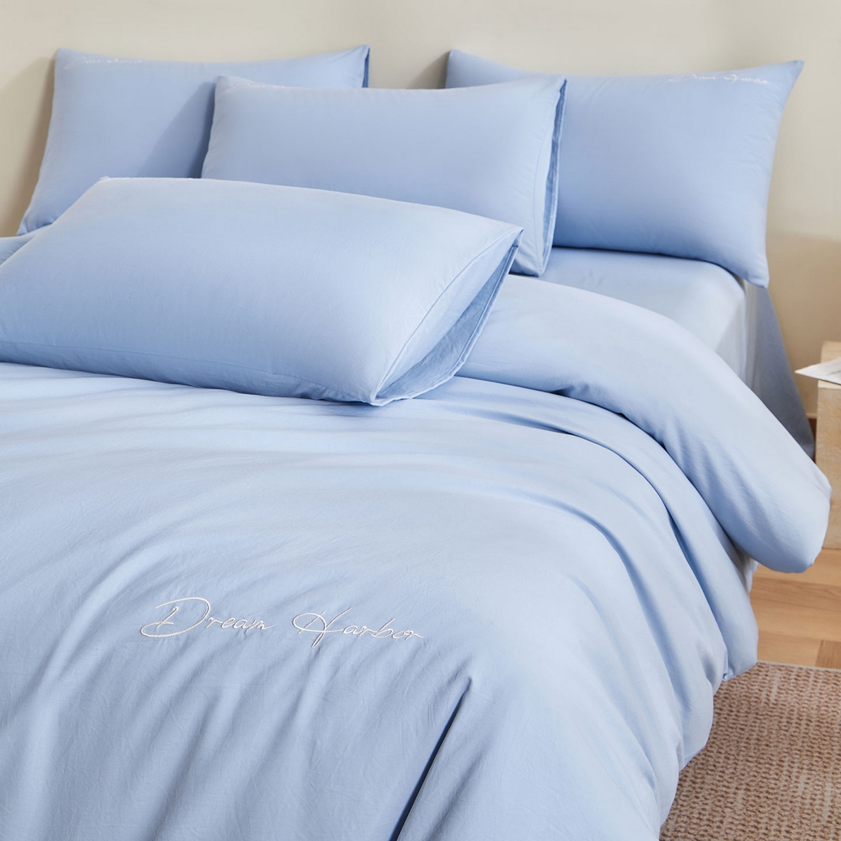 91家纺网 家纺一手货源 找家纺 卡初家居（原微来） 2025新款秋冬A类母婴级磨毛加厚亲肤棉简约刺绣四件套(提供买家秀) 港湾-晴空兰