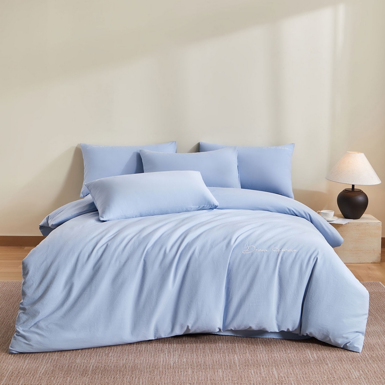 91家纺网 家纺一手货源 找家纺 卡初家居（原微来） 2025新款秋冬A类母婴级磨毛加厚亲肤棉简约刺绣四件套(提供买家秀) 港湾-晴空兰