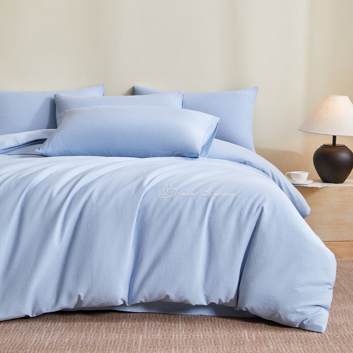 91家纺网 家纺一手货源 找家纺 卡初家居（原微来） 2025新款秋冬A类母婴级磨毛加厚亲肤棉简约刺绣四件套(提供买家秀) 港湾-晴空兰