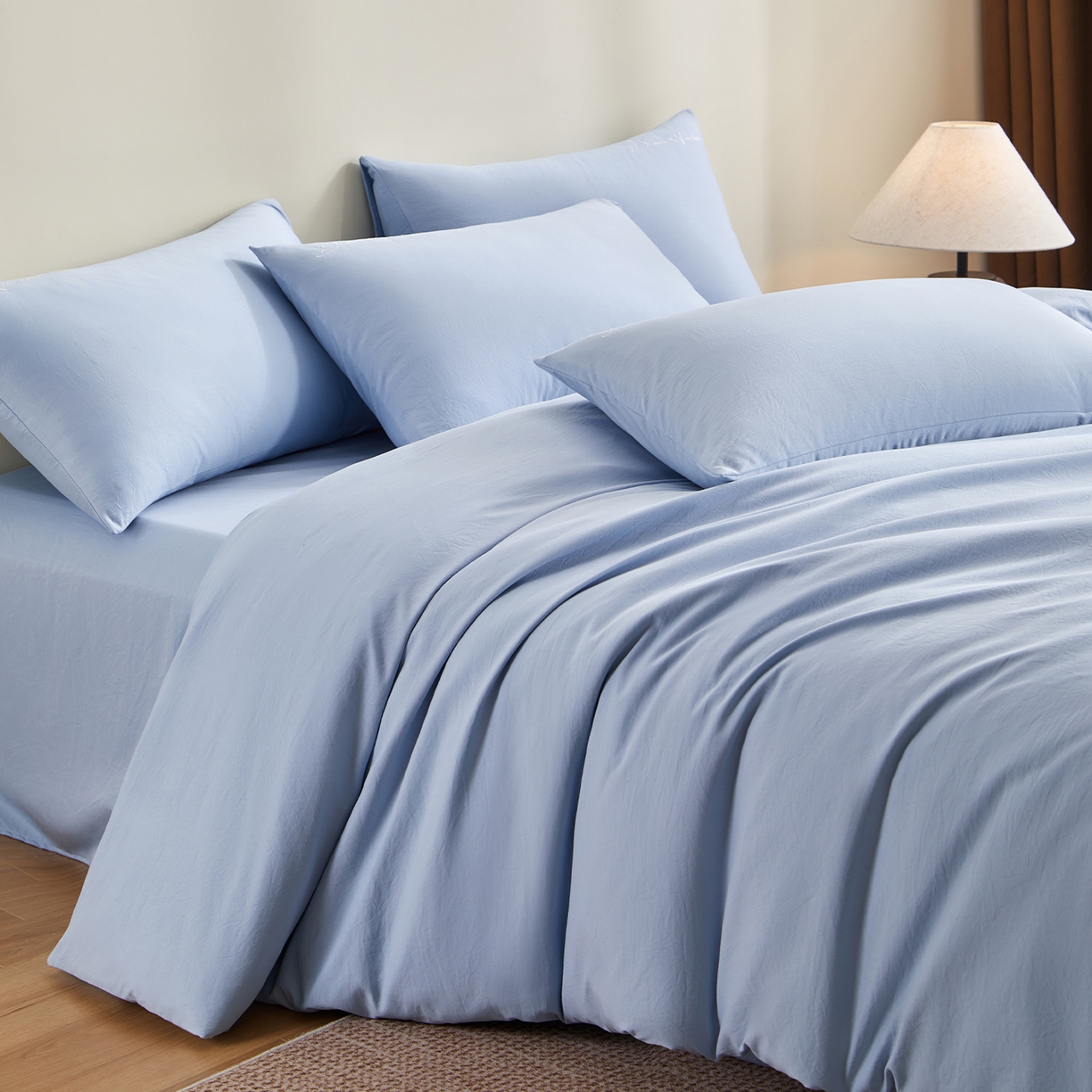 91家纺网 家纺一手货源 找家纺 卡初家居（原微来） 2025新款秋冬A类母婴级磨毛加厚亲肤棉简约刺绣四件套(提供买家秀) 港湾-晴空兰