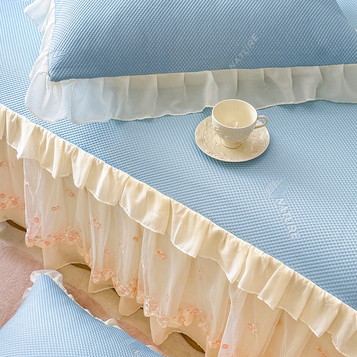 91家纺网 家纺一手货源 找家纺 （总）虹星家纺 2025新款A类冰感凉豆豆床裙席三件套-素夏