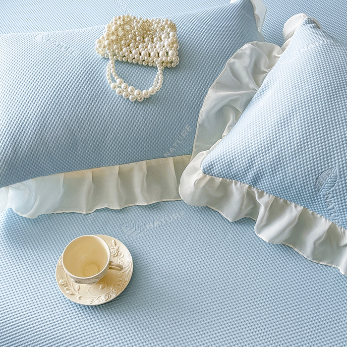 91家纺网 家纺一手货源 找家纺 虹星家纺 2025新款A类冰感凉豆豆床裙席三件套-素夏 素夏-天空蓝