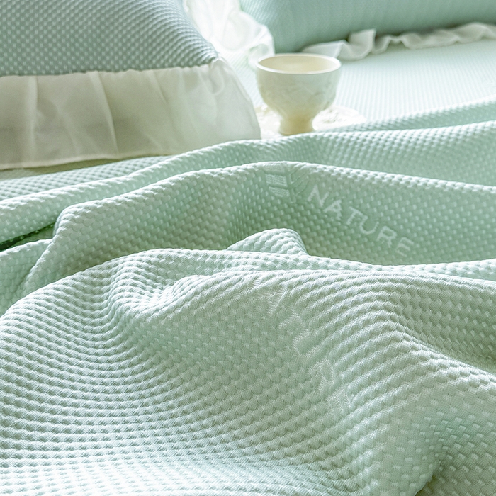 91家纺网 家纺一手货源 找家纺 虹星家纺 2025新款A类冰感凉豆豆床裙席三件套-素夏 素夏-青果绿