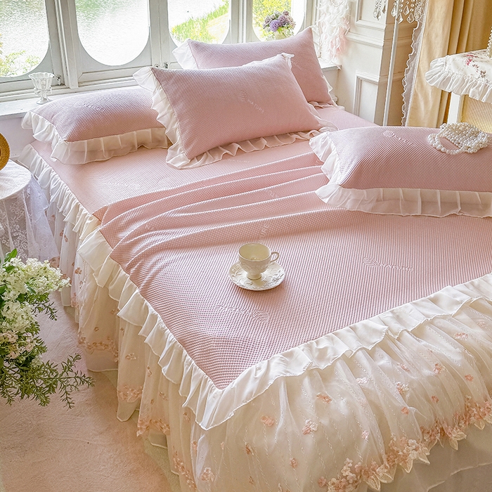 91家纺网 家纺一手货源 找家纺 虹星家纺 2025新款A类冰感凉豆豆床裙席三件套-素夏 素夏-蜜桃粉