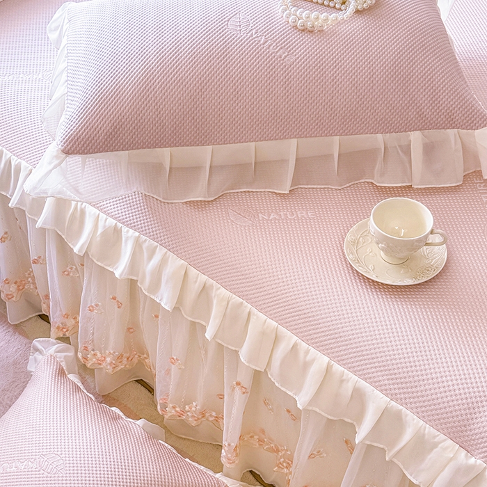 91家纺网 家纺一手货源 找家纺 虹星家纺 2025新款A类冰感凉豆豆床裙席三件套-素夏 素夏-蜜桃粉