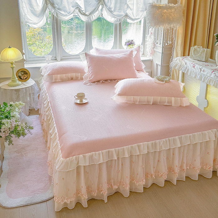 91家纺网 家纺一手货源 找家纺 虹星家纺 2025新款A类冰感凉豆豆床裙席三件套-素夏 素夏-蜜桃粉