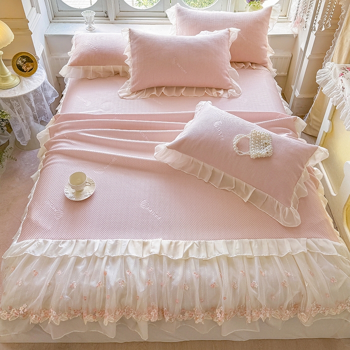 91家纺网 家纺一手货源 找家纺 虹星家纺 2025新款A类冰感凉豆豆床裙席三件套-素夏 素夏-蜜桃粉