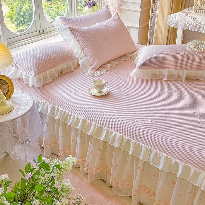 91家纺网 家纺一手货源 找家纺 虹星家纺 2025新款A类冰感凉豆豆床裙席三件套-素夏 素夏-蜜桃粉