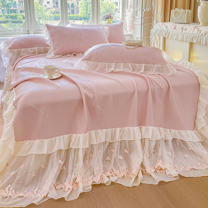 91家纺网 家纺一手货源 找家纺 虹星家纺 2025新款A类冰感凉豆豆床裙席三件套-素夏 素夏-蜜桃粉