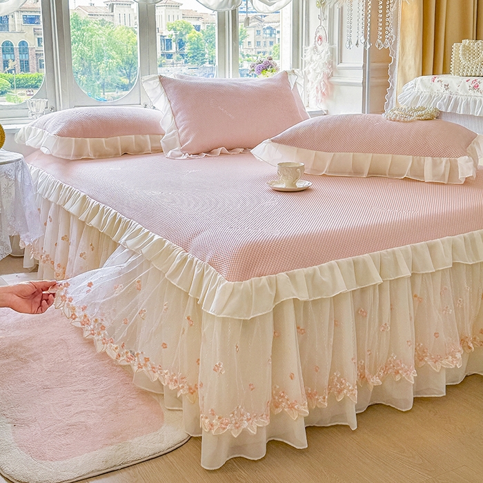 91家纺网 家纺一手货源 找家纺 虹星家纺 2025新款A类冰感凉豆豆床裙席三件套-素夏 素夏-蜜桃粉