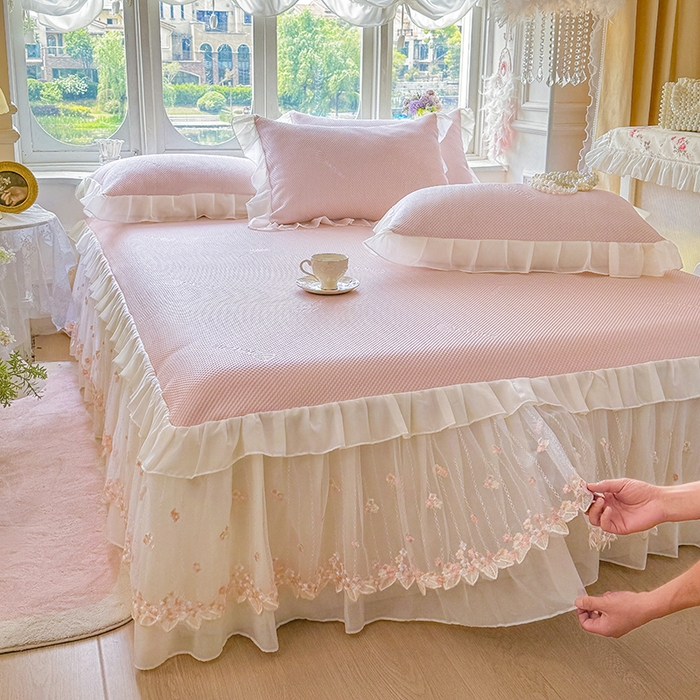 91家纺网 家纺一手货源 找家纺 虹星家纺 2025新款A类冰感凉豆豆床裙席三件套-素夏 素夏-蜜桃粉