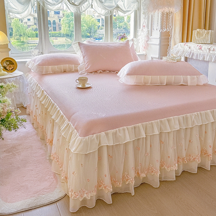 91家纺网 家纺一手货源 找家纺 虹星家纺 2025新款A类冰感凉豆豆床裙席三件套-素夏 素夏-蜜桃粉