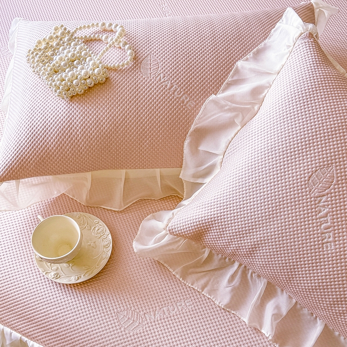 91家纺网 家纺一手货源 找家纺 虹星家纺 2025新款A类冰感凉豆豆床裙席三件套-素夏 素夏-蜜桃粉