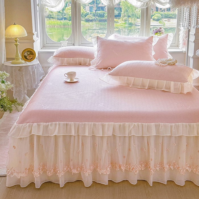 91家纺网 家纺一手货源 找家纺 虹星家纺 2025新款A类冰感凉豆豆床裙席三件套-素夏 素夏-蜜桃粉