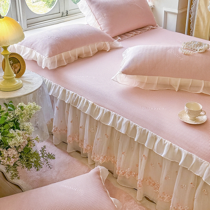 91家纺网 家纺一手货源 找家纺 虹星家纺 2025新款A类冰感凉豆豆床裙席三件套-素夏 素夏-蜜桃粉