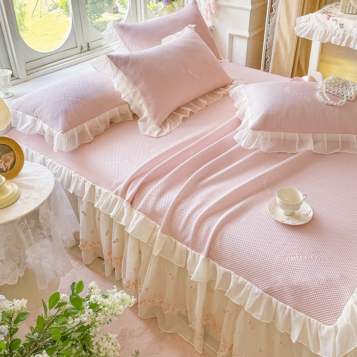 91家纺网 家纺一手货源 找家纺 虹星家纺 2025新款A类冰感凉豆豆床裙席三件套-素夏 素夏-蜜桃粉