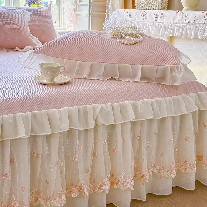 91家纺网 家纺一手货源 找家纺 虹星家纺 2025新款A类冰感凉豆豆床裙席三件套-素夏 素夏-蜜桃粉