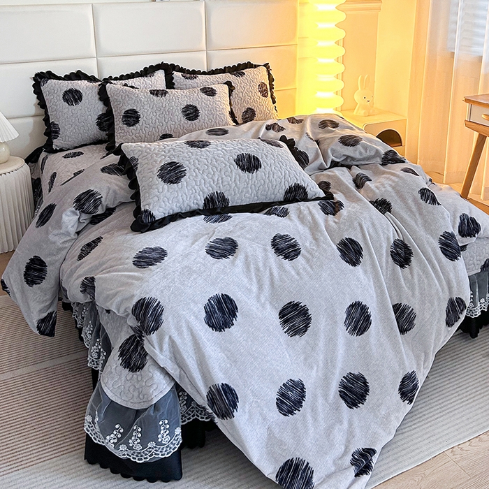 91家纺网 家纺一手货源 找家纺 梦柏家纺 2025新款牛奶绒夹棉床盖四件套 波点