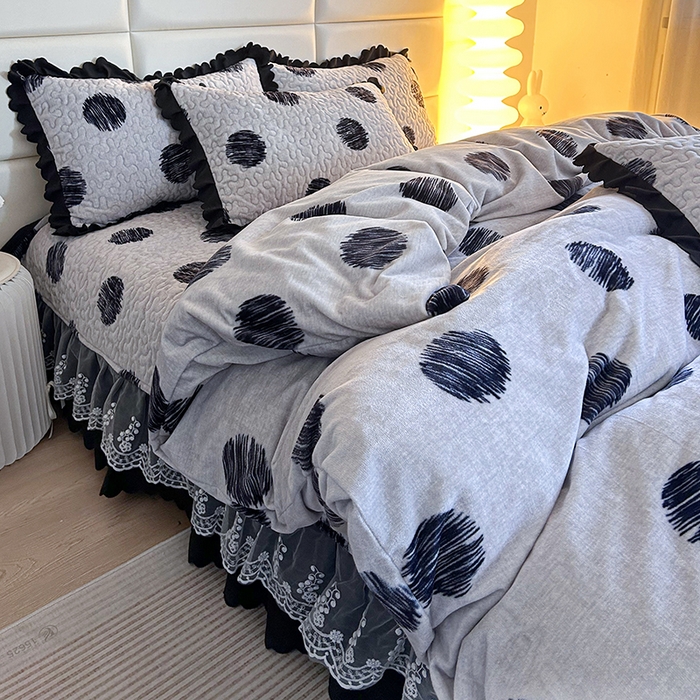 91家纺网 家纺一手货源 找家纺 梦柏家纺 2025新款牛奶绒夹棉床盖四件套 波点