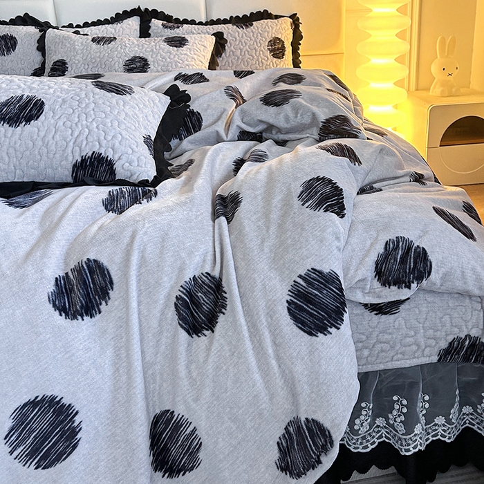 91家纺网 家纺一手货源 找家纺 梦柏家纺 2025新款牛奶绒夹棉床盖四件套 波点