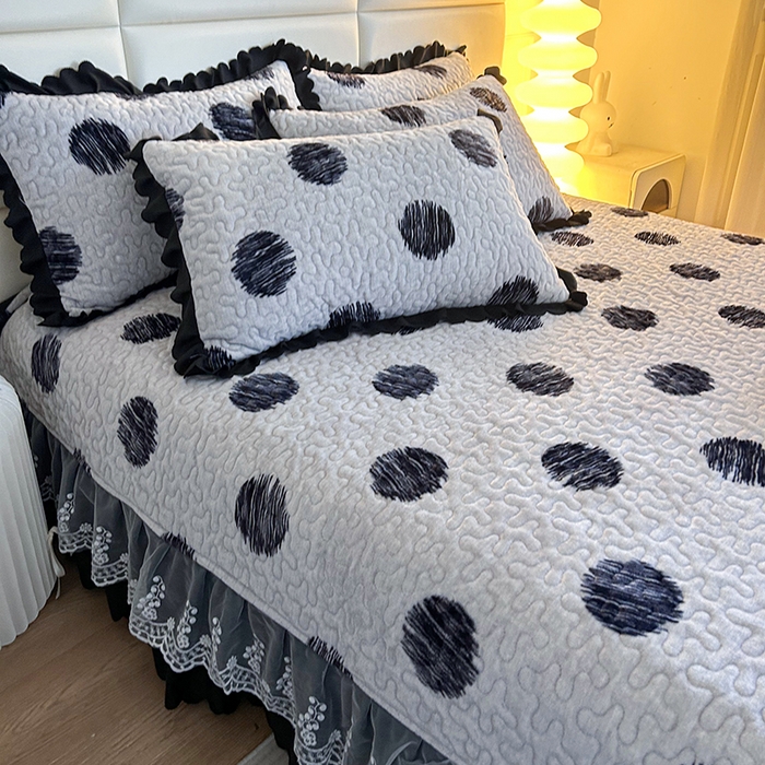 91家纺网 家纺一手货源 找家纺 梦柏家纺 2025新款牛奶绒夹棉床盖四件套 波点