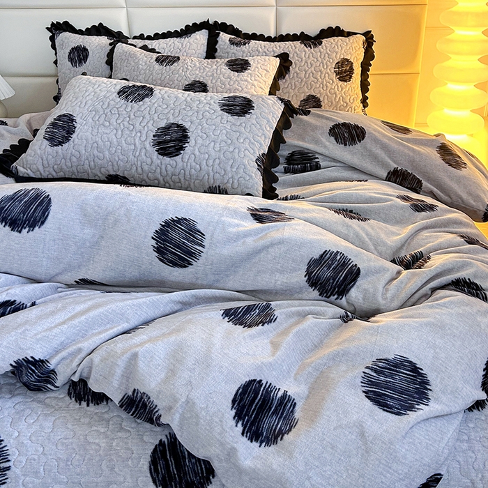 91家纺网 家纺一手货源 找家纺 梦柏家纺 2025新款牛奶绒夹棉床盖四件套 波点