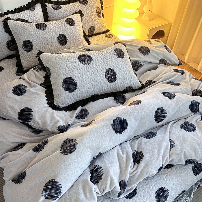 91家纺网 家纺一手货源 找家纺 梦柏家纺 2025新款牛奶绒夹棉床盖四件套 波点