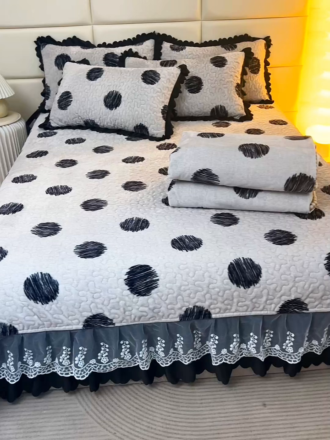 91家纺网 家纺一手货源 找家纺 梦柏家纺 2025新款牛奶绒夹棉床盖四件套 波点