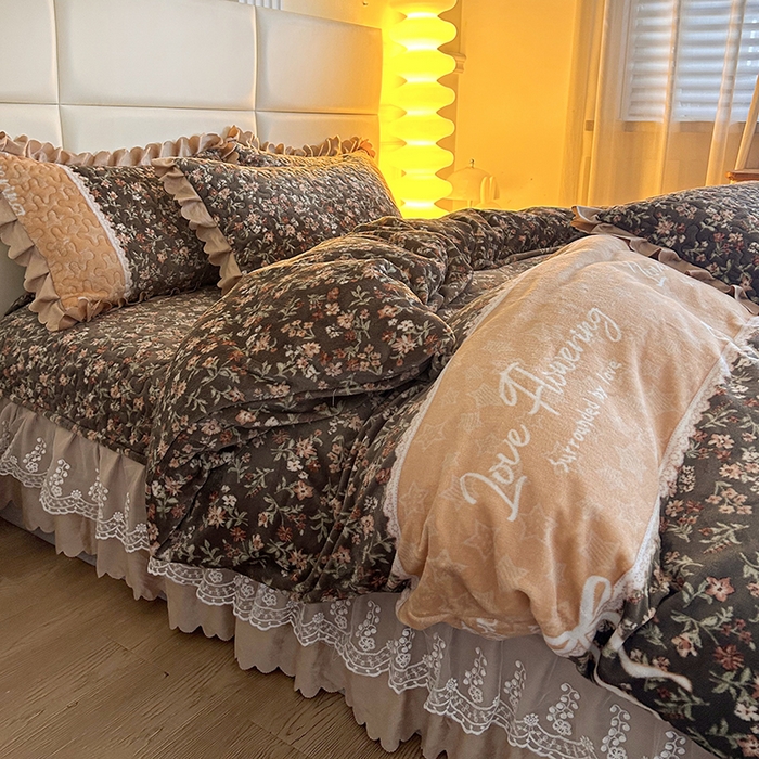 91家纺网 家纺一手货源 找家纺 梦柏家纺 2025新款牛奶绒夹棉床盖四件套 叠翠流金