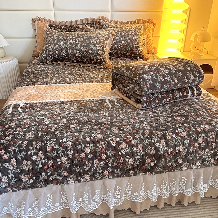 91家纺网 家纺一手货源 找家纺 梦柏家纺 2025新款牛奶绒夹棉床盖四件套 叠翠流金