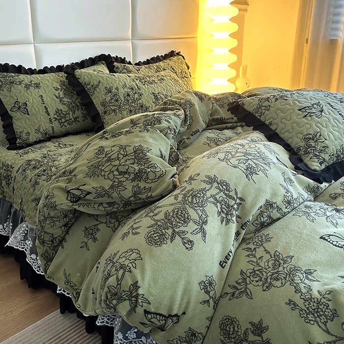 91家纺网 家纺一手货源 找家纺 梦柏家纺 2025新款牛奶绒夹棉床盖四件套 蝶枝翘