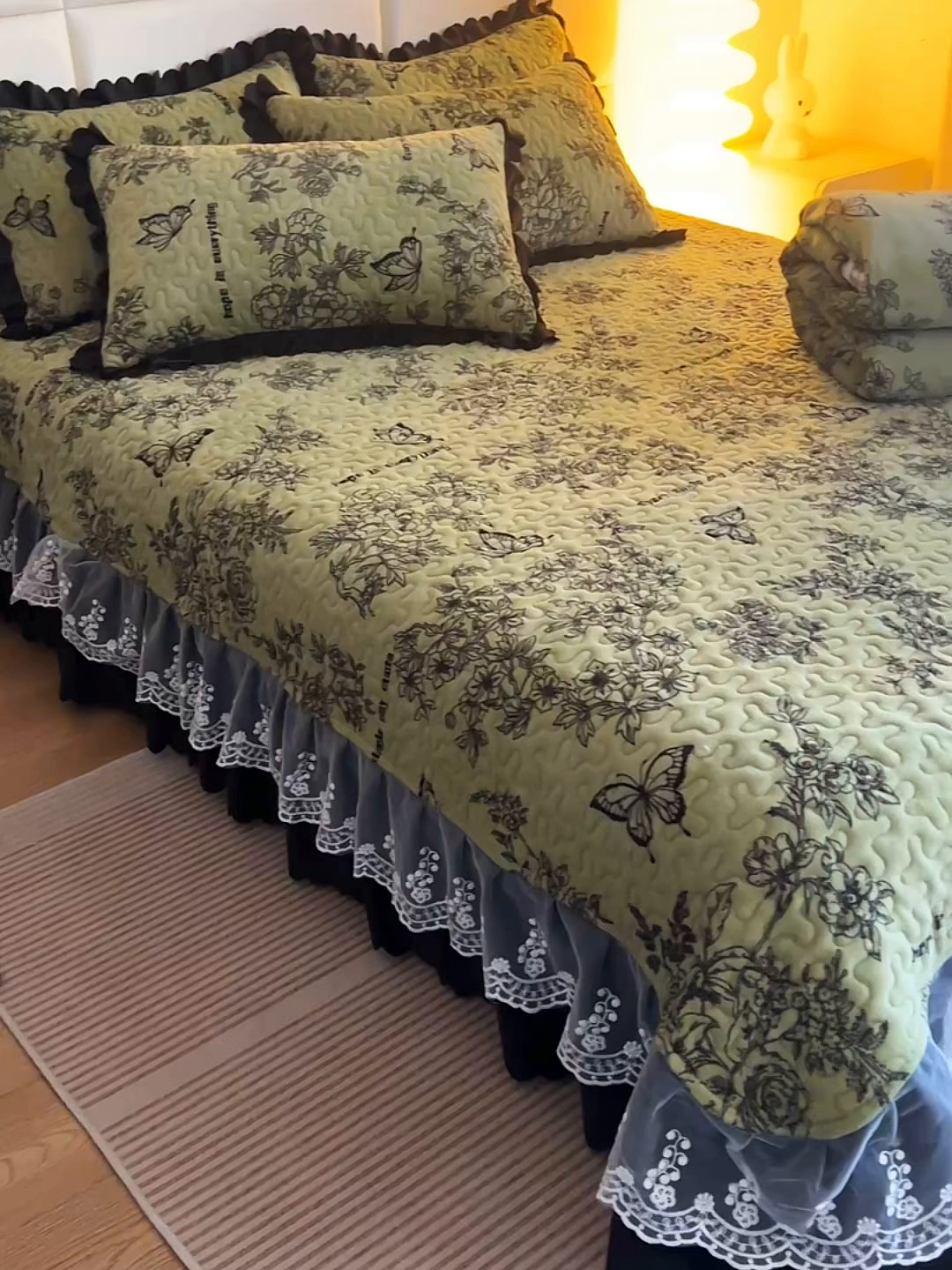 91家纺网 家纺一手货源 找家纺 梦柏家纺 2025新款牛奶绒夹棉床盖四件套 蝶枝翘