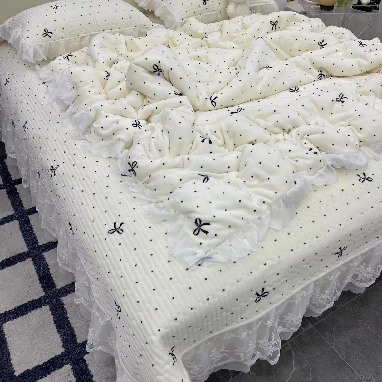 91家纺网 家纺一手货源 找家纺 （总）禧瑞谷 2025新款冬季牛奶绒双层蕾丝花边床盖三件套床盖四件套