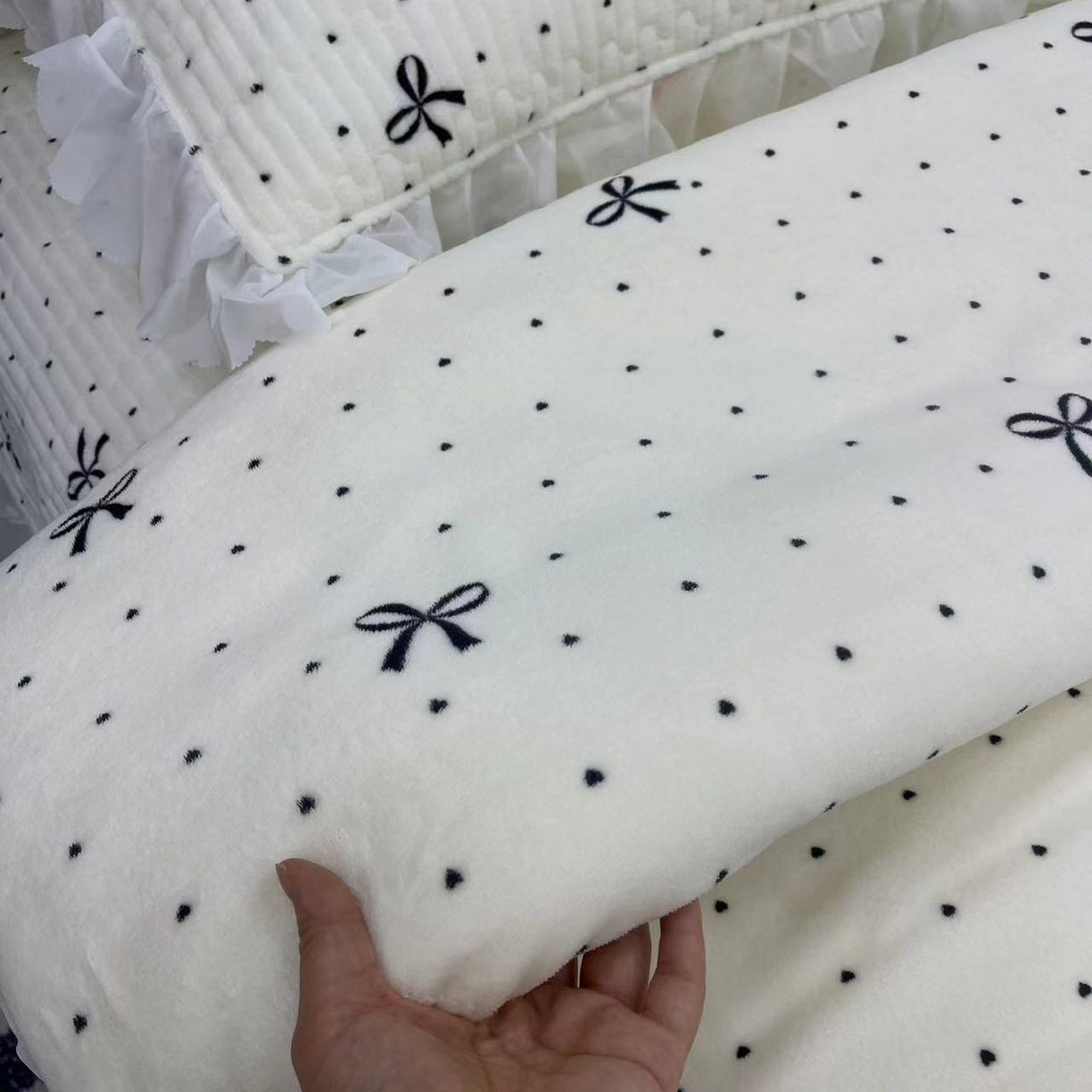 91家纺网 家纺一手货源 找家纺 （总）禧瑞谷 2025新款冬季牛奶绒双层蕾丝花边床盖三件套床盖四件套