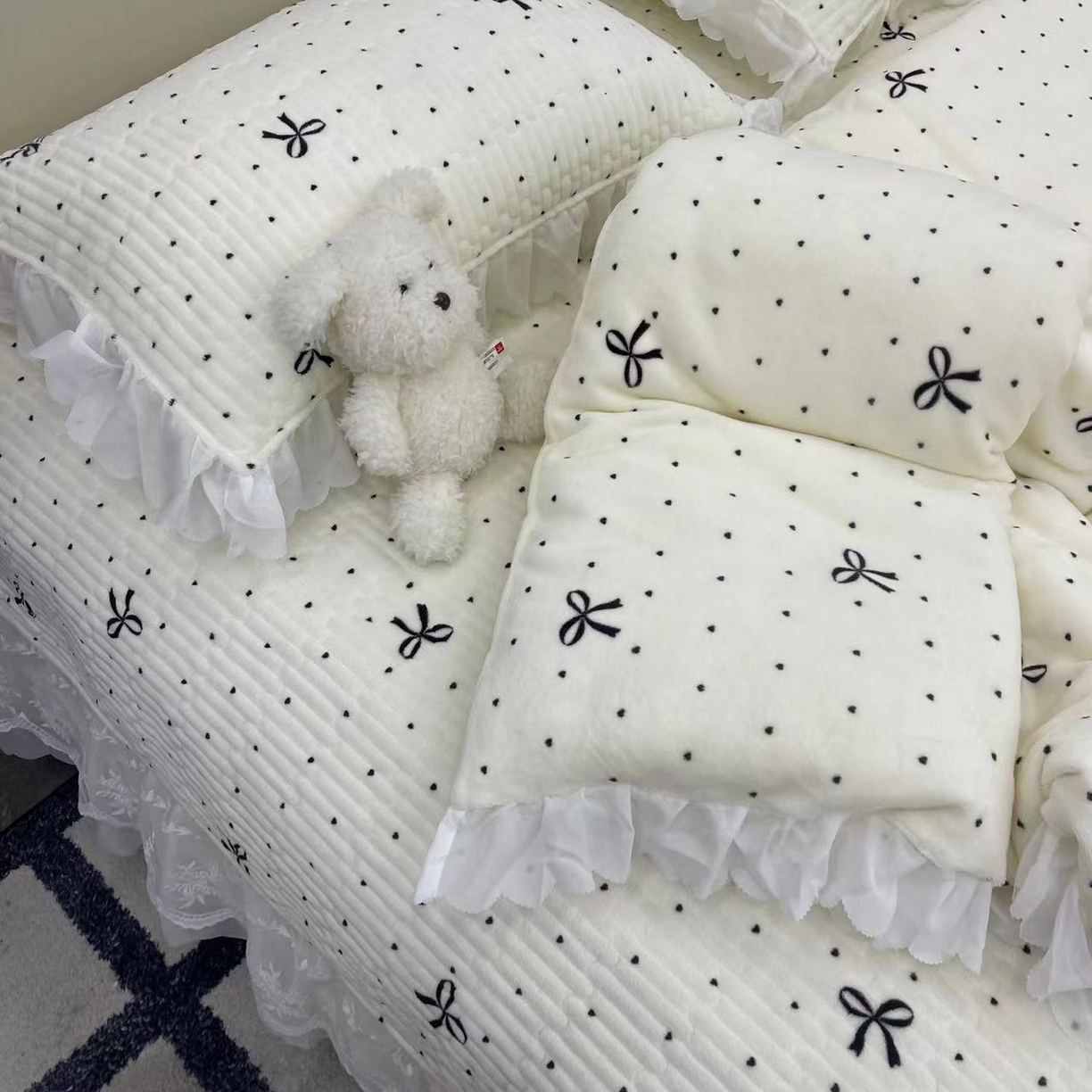 91家纺网 家纺一手货源 找家纺 （总）禧瑞谷 2025新款冬季牛奶绒双层蕾丝花边床盖三件套床盖四件套