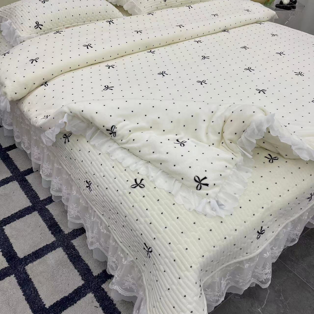 91家纺网 家纺一手货源 找家纺 （总）禧瑞谷 2025新款冬季牛奶绒双层蕾丝花边床盖三件套床盖四件套