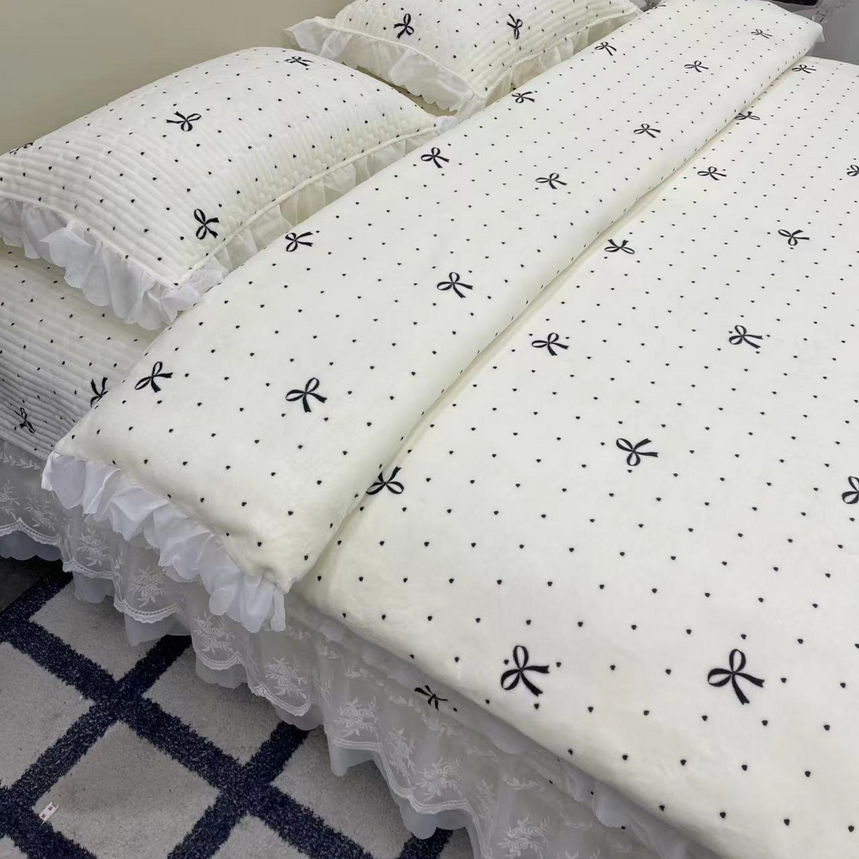 91家纺网 家纺一手货源 找家纺 （总）禧瑞谷 2025新款冬季牛奶绒双层蕾丝花边床盖三件套床盖四件套