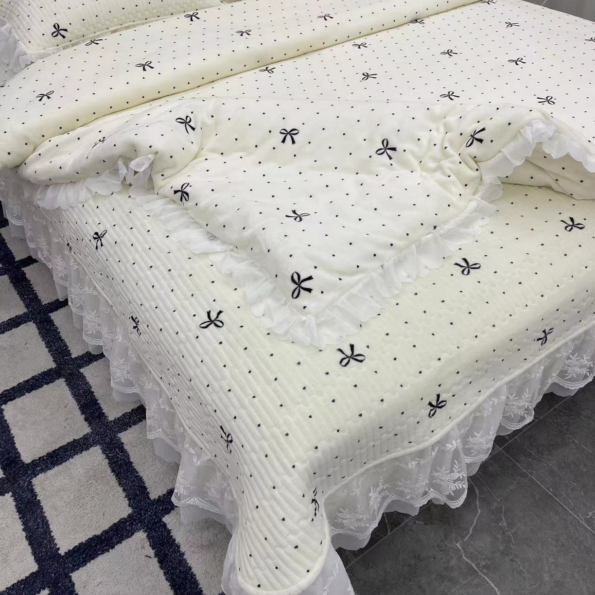 91家纺网 家纺一手货源 找家纺 （总）禧瑞谷 2025新款冬季牛奶绒双层蕾丝花边床盖三件套床盖四件套