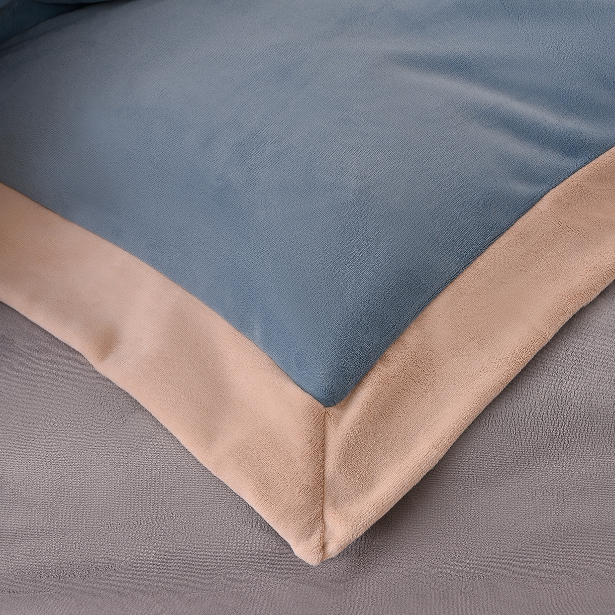 91家纺网 家纺一手货源 找家纺 湘雪家居  2025新款高克重纯色刺绣拼角床单床笠床盖款四件套 宾利兰