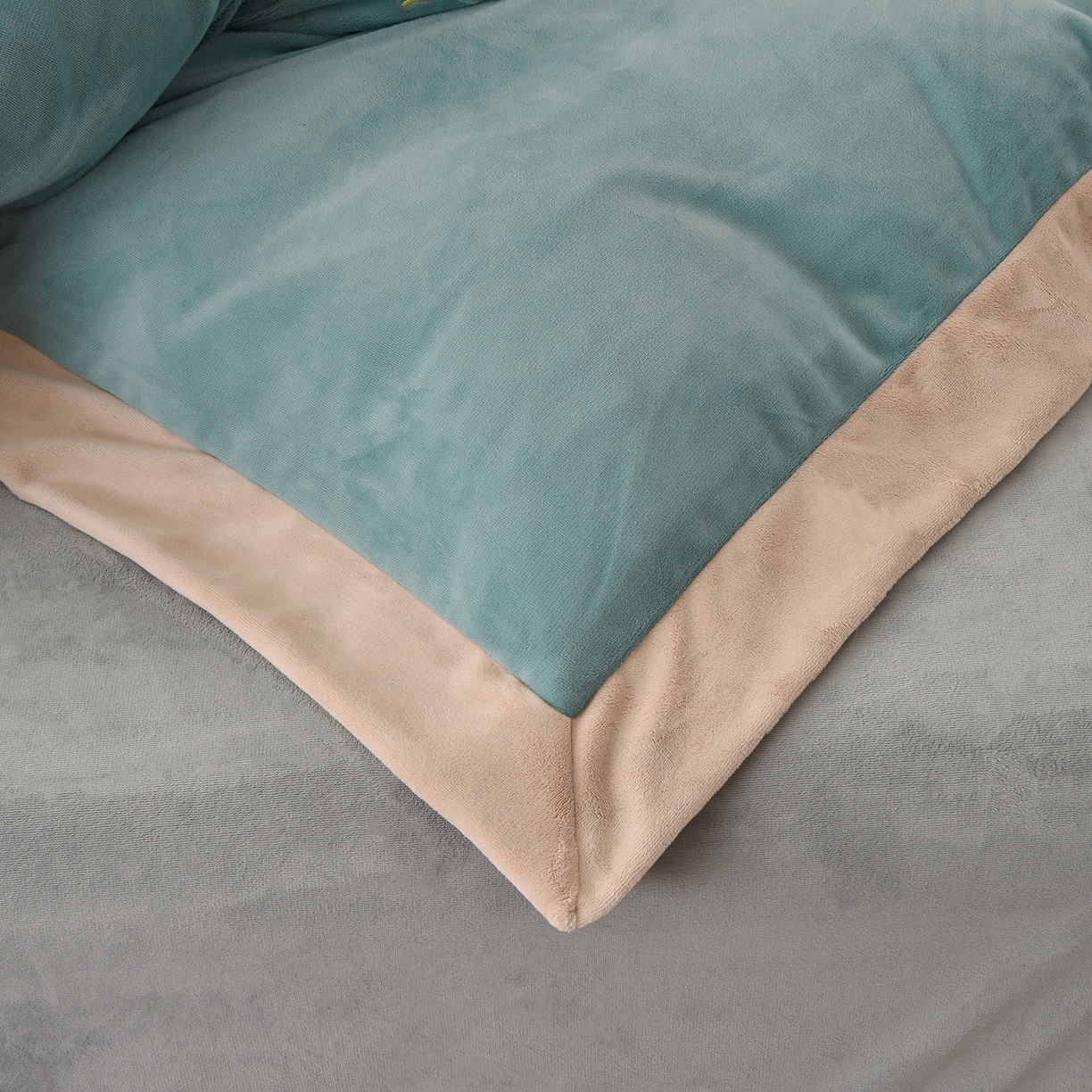 91家纺网 家纺一手货源 找家纺 湘雪家居  2025新款高克重纯色刺绣拼角床单床笠床盖款四件套 草绿色