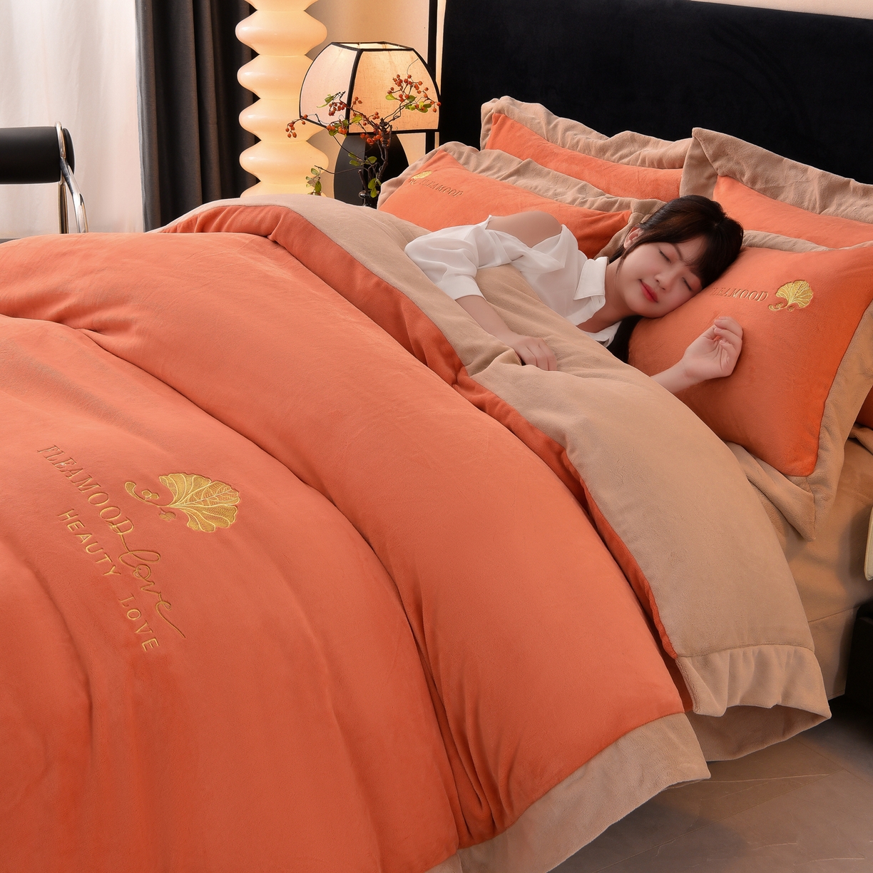 91家纺网 家纺一手货源 找家纺 湘雪家居  2025新款高克重纯色刺绣拼角床单床笠床盖款四件套 橙橘色