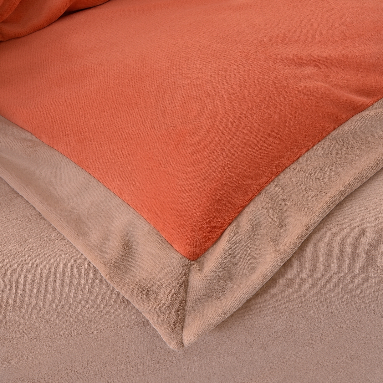 91家纺网 家纺一手货源 找家纺 湘雪家居  2025新款高克重纯色刺绣拼角床单床笠床盖款四件套 橙橘色