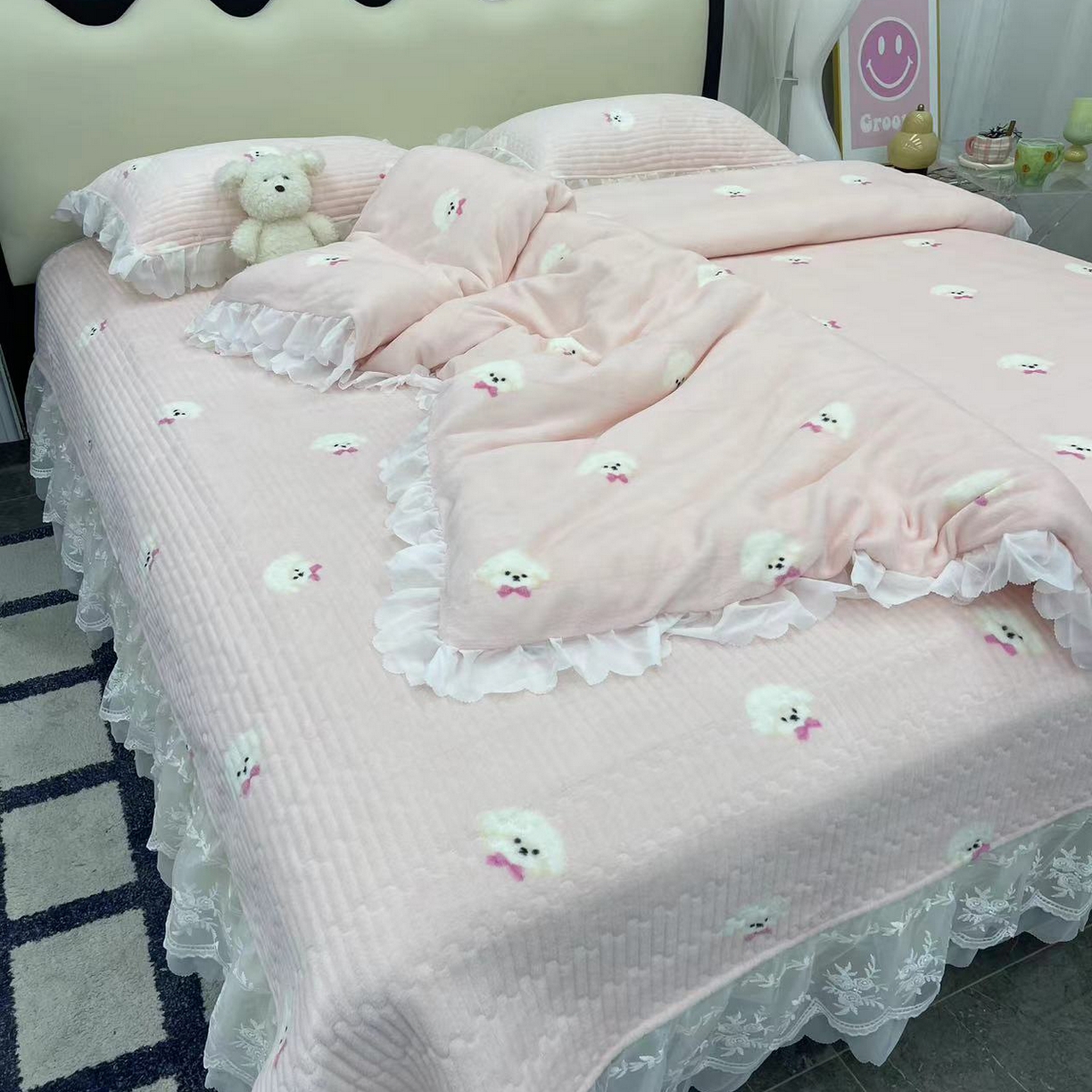 91家纺网 家纺一手货源 找家纺 禧瑞谷 2025新款冬季牛奶绒双层蕾丝花边床盖三件套床盖四件套 粉底小狗